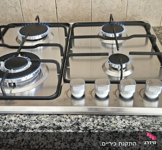 כיריים גז על משטח גרניט במטבח